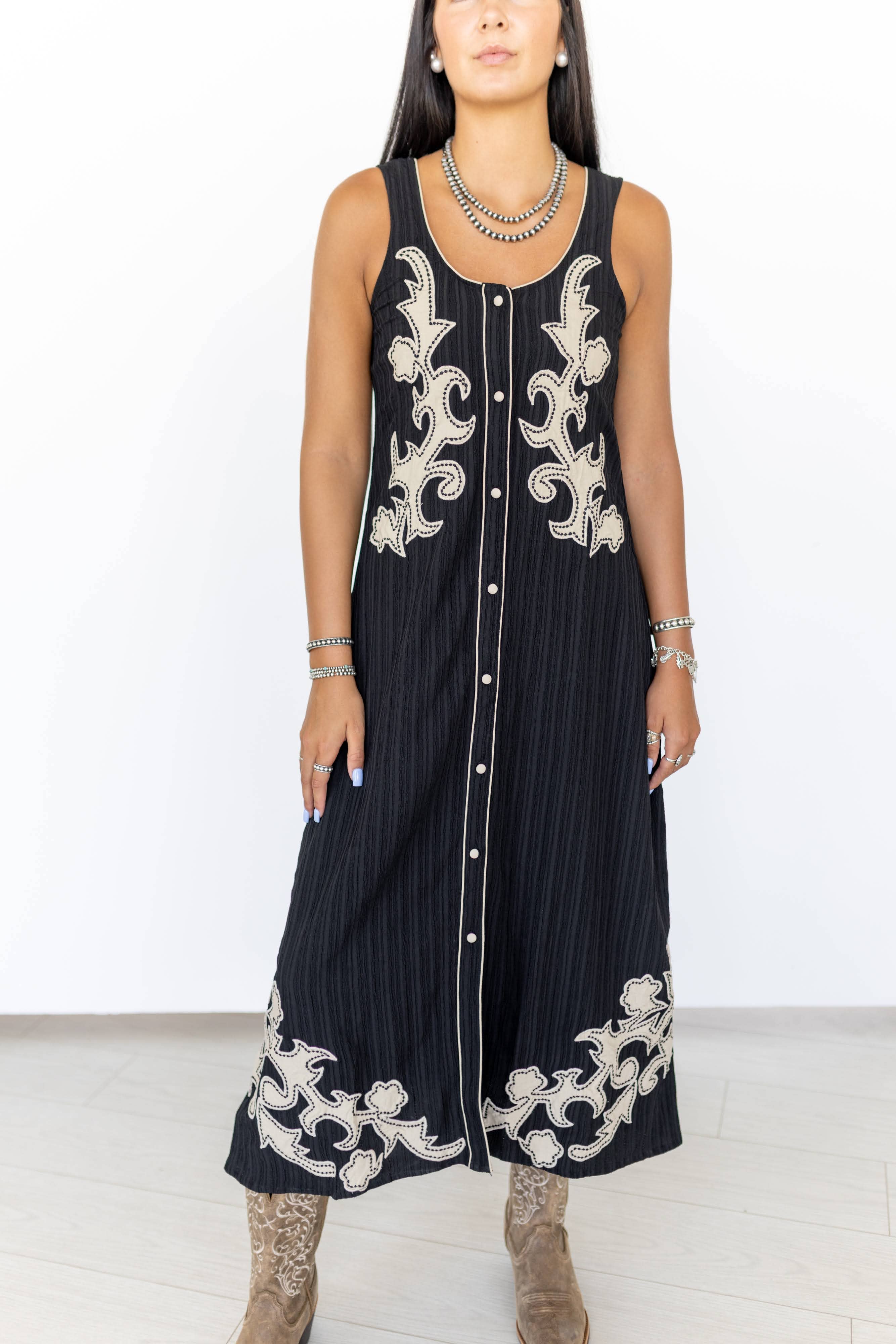 TH2555 S147 BLACK DRESS STITCH APPLIQUE (1 Piece)